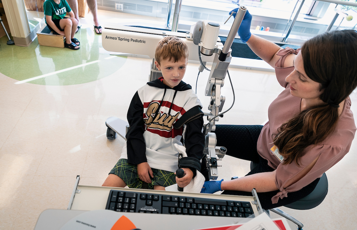 Dzieci ćwiczą w fizjoterapii ćwiczenie dla dziecka