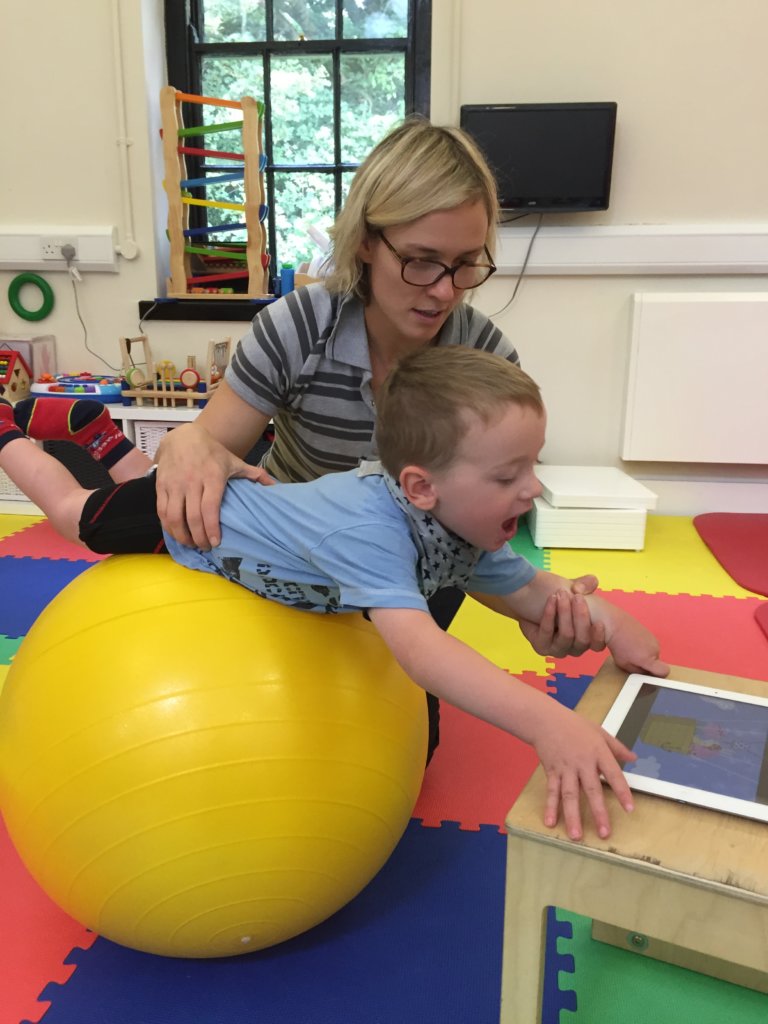 Bolące kolanka i sztywne nadgarstki – jak wspierać stawy małego sportowca w wieku przedszkolnym