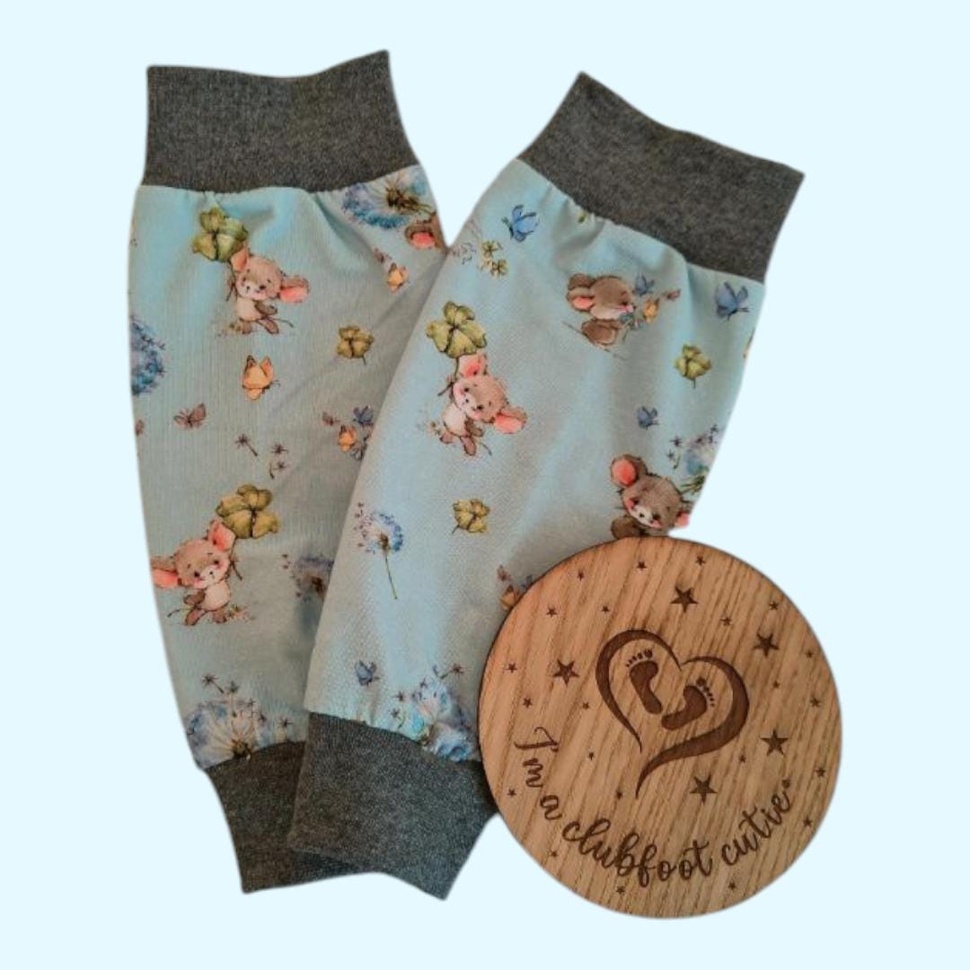 Ćwiczenia domowe ścięgna Achillesa Rodzic wykonujący ćwiczenie rozciągające ścięgno Achillesa u dziecka