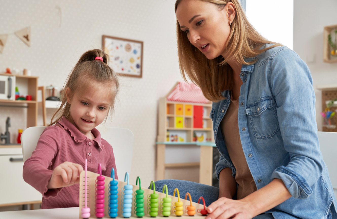 fizjoterapeutka masuje plecy rozluźnionego dziecka na leżance terapeutycznej