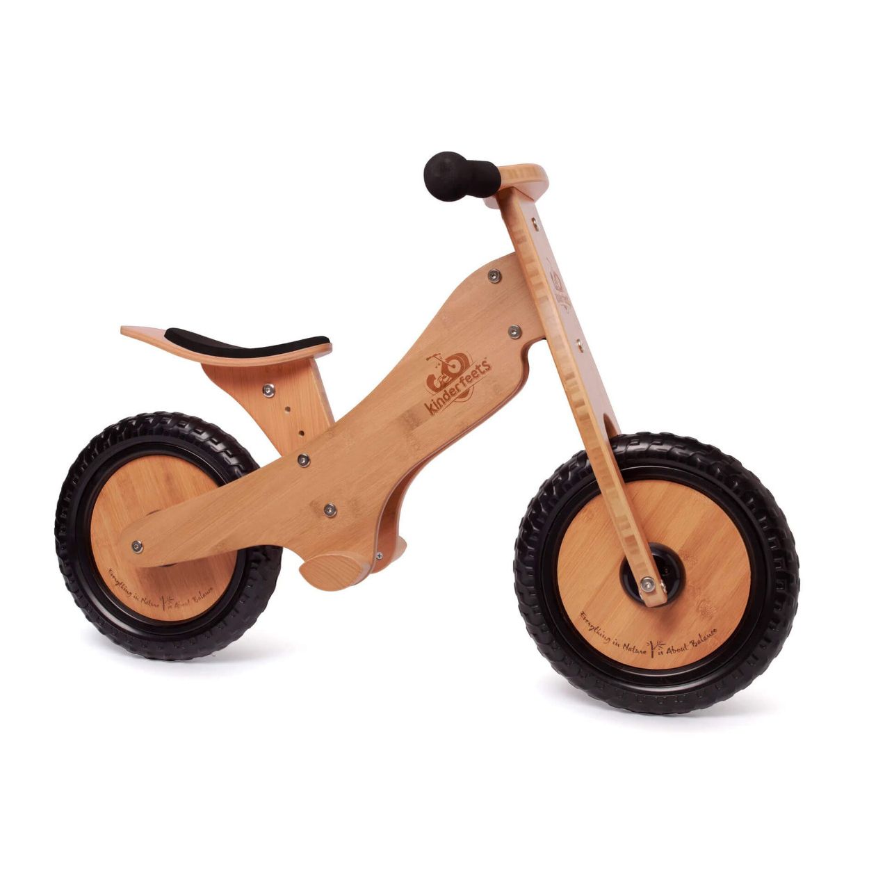 mama puszcza rękę od siodełka rowerku chłopca jadącego prosto