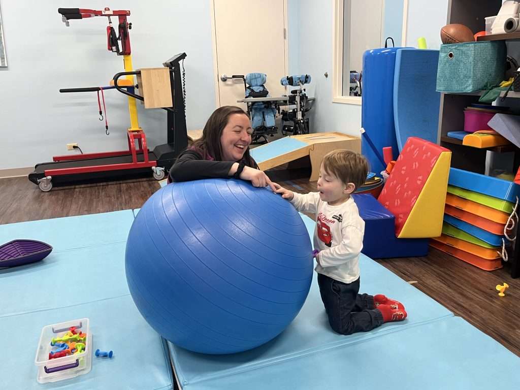 grupa dzieci tańczących w kole i śpiewających sylaby