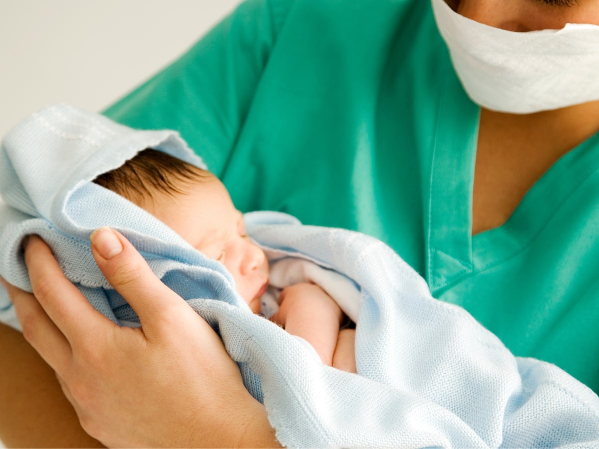 Kołysanie, głaskanie, oddech – trzy ćwiczenia relaksacyjne, po których niemowlę zasypia spokojniej