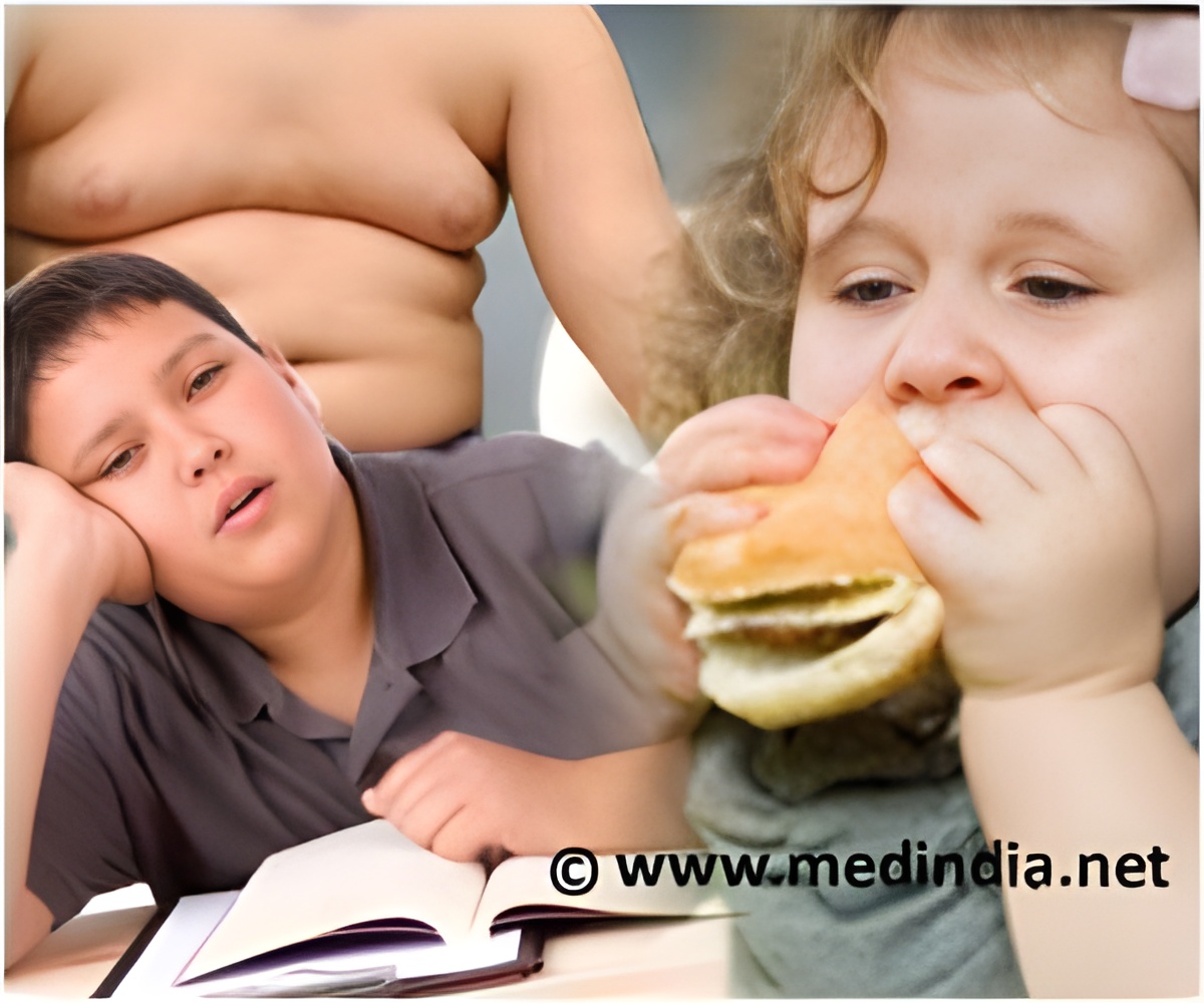 dziecko z nadwagą siedzący przy biurku z prostymi plecami stopami na podłodze