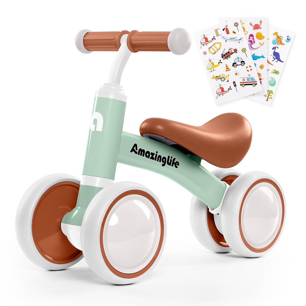 chłopiec na rowerku bez kółek bocznych jedzie slalomem po trawie