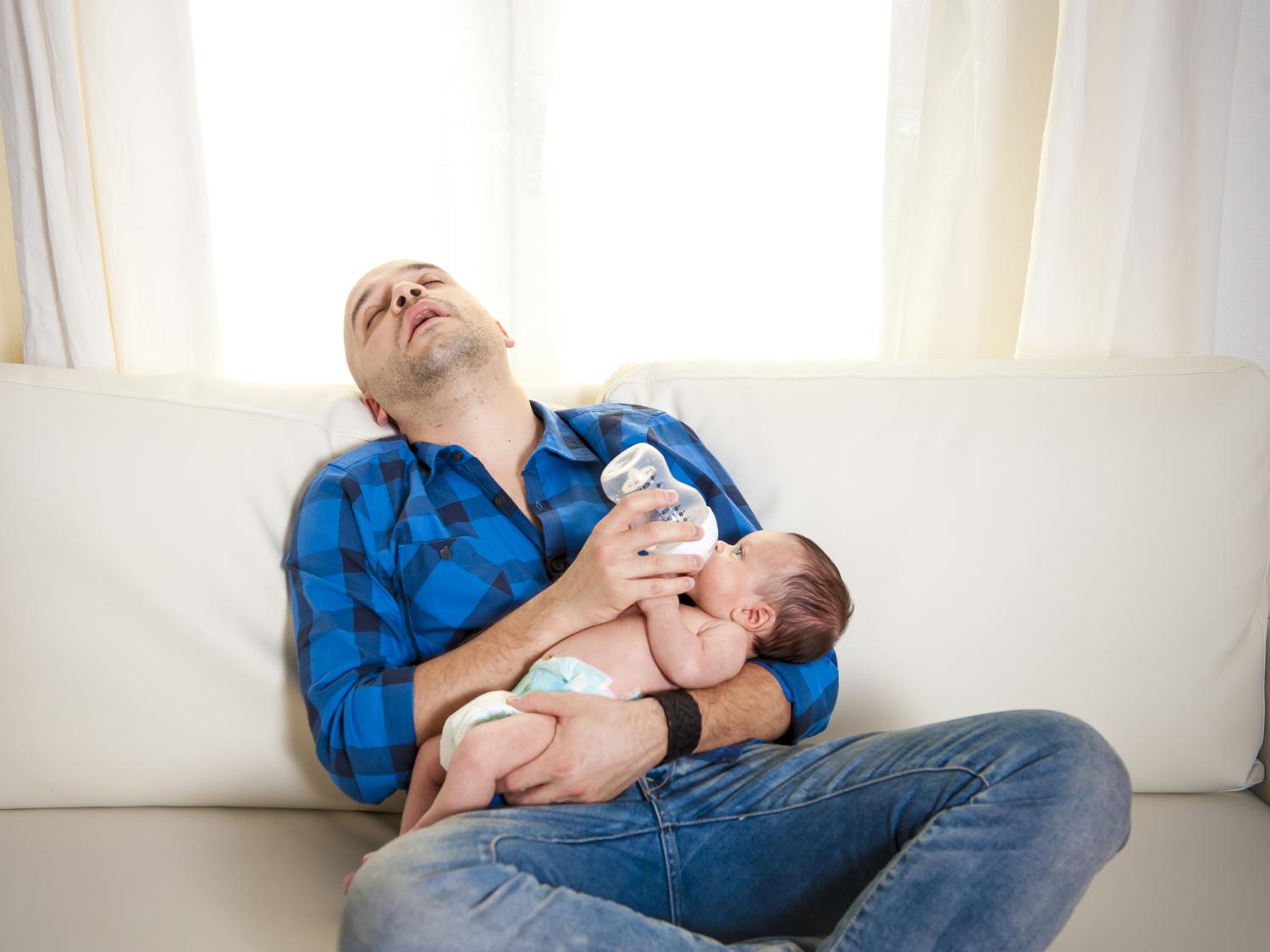 mama kąpiąca niemowlę w wanience z ciepłą wodą i pianą