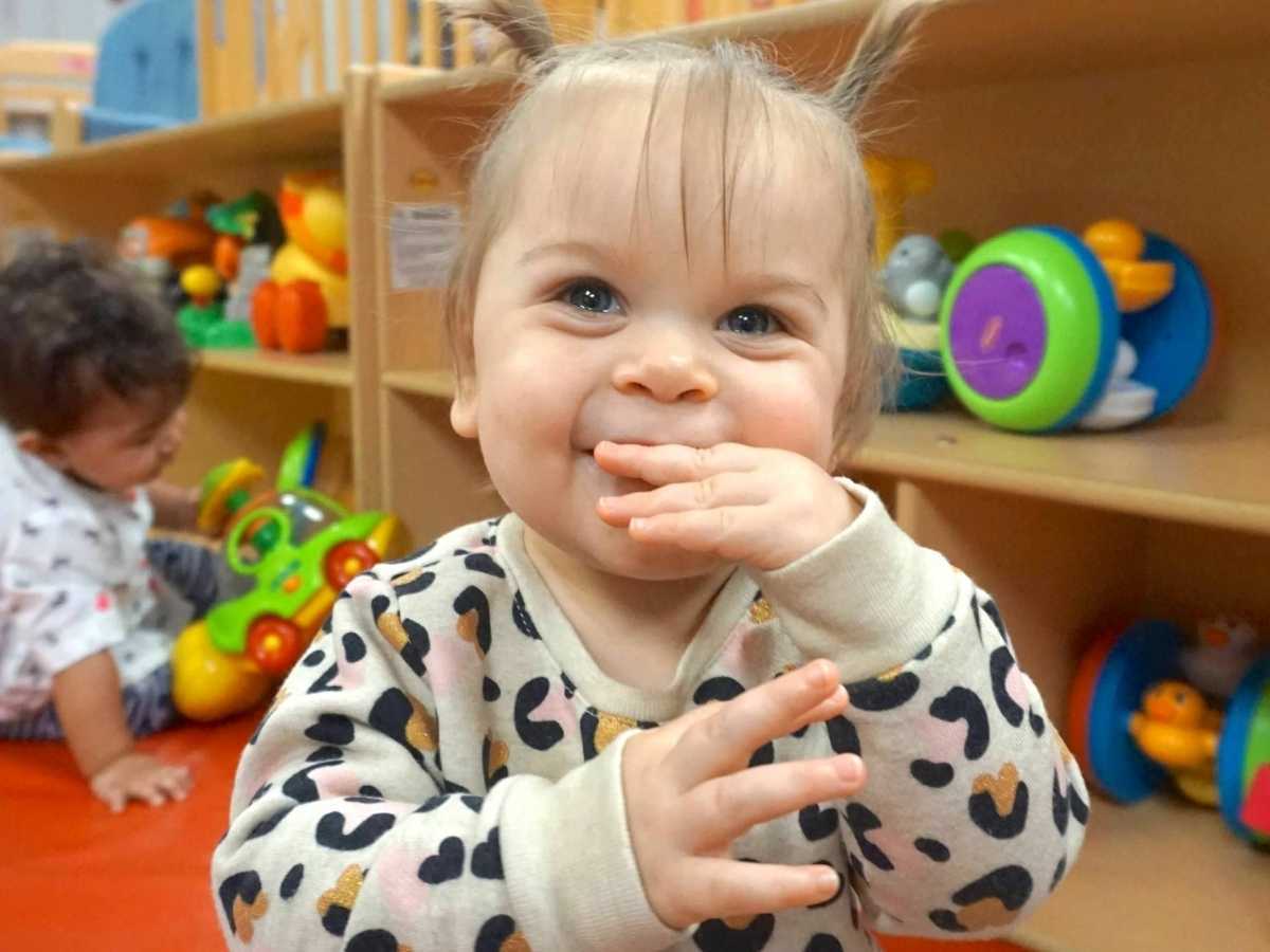 Nastolatki tańczą lustro, jedna prowadzi płynne ruchy bioder