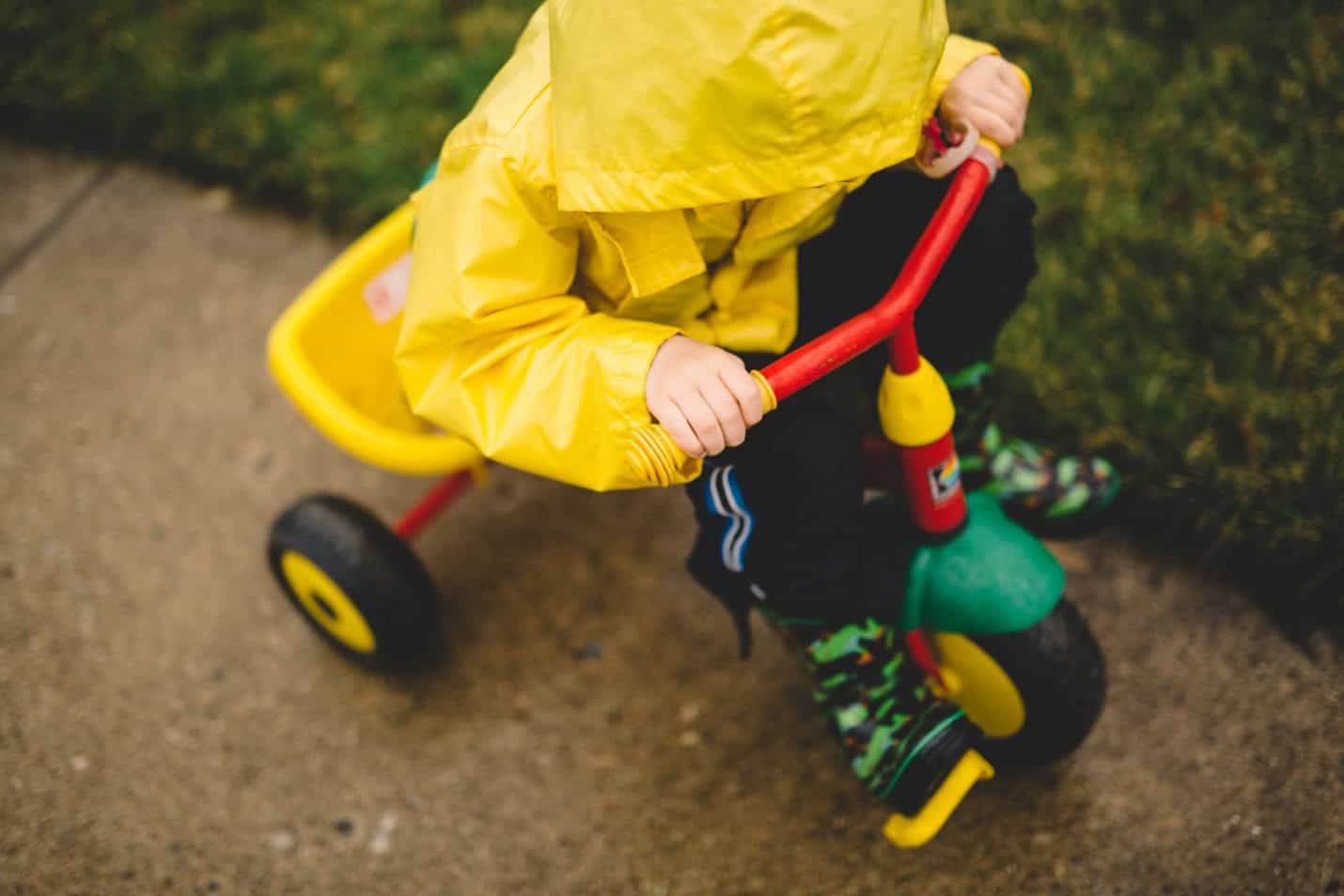 stanie na poduszce z zamkniętymi oczami dziewczynka stojąca na poduszce z zamkniętymi oczami i rozłożonymi rękami
